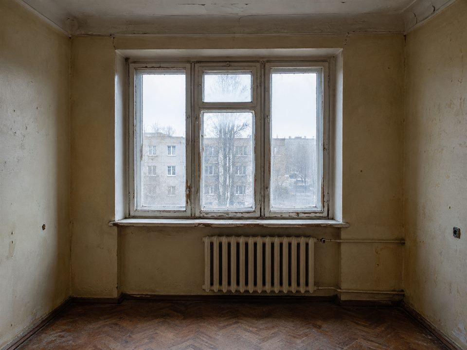 Установка трёхстворчатого окна ПВХ — фото до